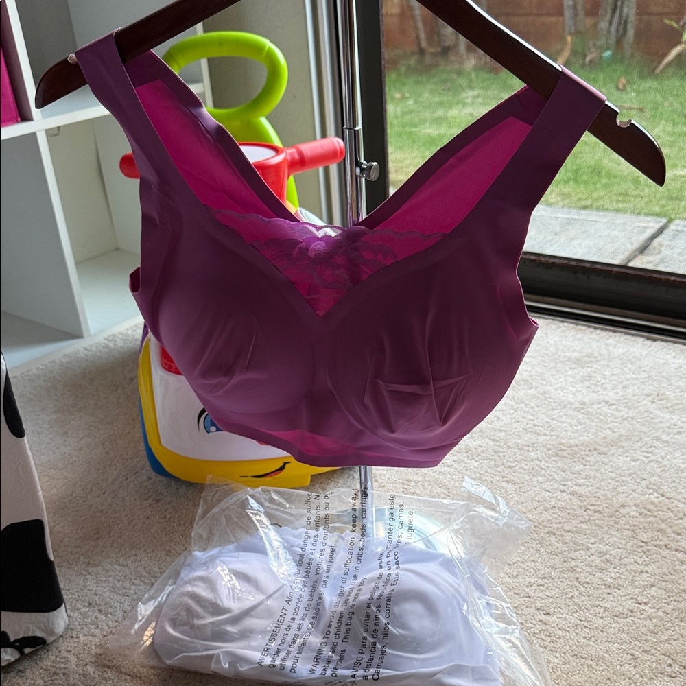 NWT Wm’s L Purple and White Mesh Sports Bra Set w/removable pads buttery soft.